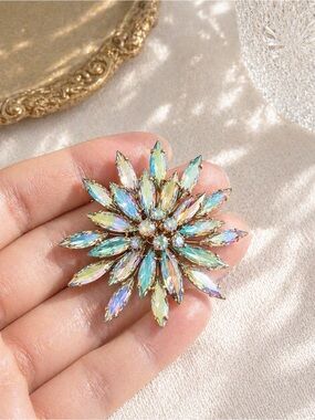 Beautiful Vintage Rhinestone Flower Brooch​